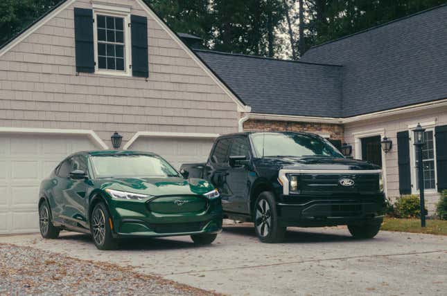 Ford Motor Co. a enregistré de nouveaux records de vente pour ses voitures électriques de premier plan, la Mustang Mach-E et le F-150 Lightning, en 2024. 