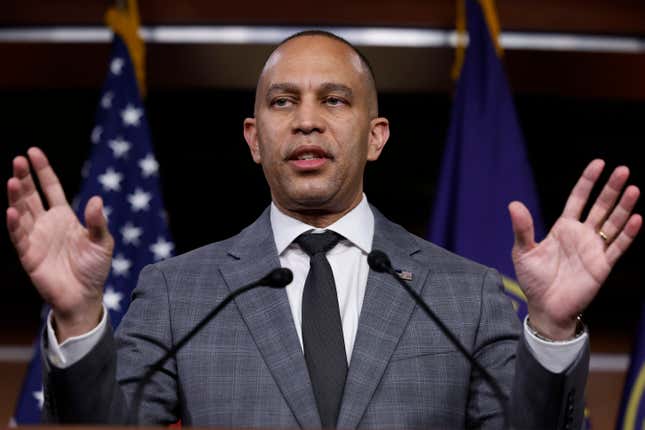 Der Minderheitsführer im Repräsentantenhaus, Hakeem Jeffries (D-NY), spricht während seiner wöchentlichen Pressekonferenz im Besucherzentrum des US-Kapitols am 16. Mai 2024 in Washington, DC, mit Reportern.