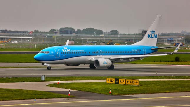 Flugzeug Boeing 737 von KLM Royal Dutch Airlines am Flughafen Amsterdam Schiphol in Amsterdam, Niederlande, Europa, am 3. Mai 2022.