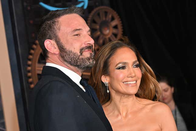 Die US-amerikanische Schauspielerin Jennifer Lopez (rechts) und der US-amerikanische Schauspieler Ben Affleck besuchen die Premiere von Amazons „This is Me...Now: A Love Story“ im Dolby Theatre in Hollywood, Kalifornien, am 13. Februar 2024. 