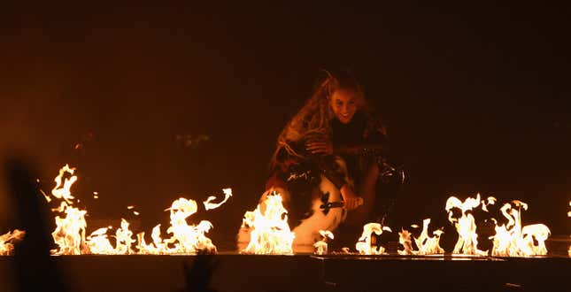 NEW YORK, NY - AUGUST 28: Beyonce performs onstage during the 2016 MTV Video Music Awards at Madison Square Garden on August 28, 2016 in New York City. (Photo by Larry Busacca/MTV1617/Getty Images for MTV)