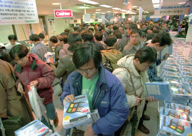Image for article titled Photos: Scenes from the worldwide frenzy of Microsoft’s Windows 95 release