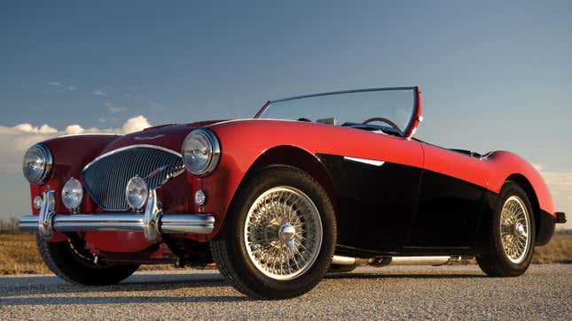 Ein Foto eines schwarz-roten Austin-Healey-Sportwagens. 