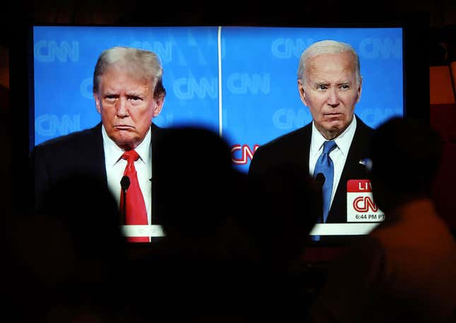 Menschen schauen sich die CNN-Präsidentschaftsdebatte zwischen US-Präsident Joe Biden und dem republikanischen Präsidentschaftskandidaten und ehemaligen Präsidenten Donald Trump auf einer Debatten-Watch-Party an.