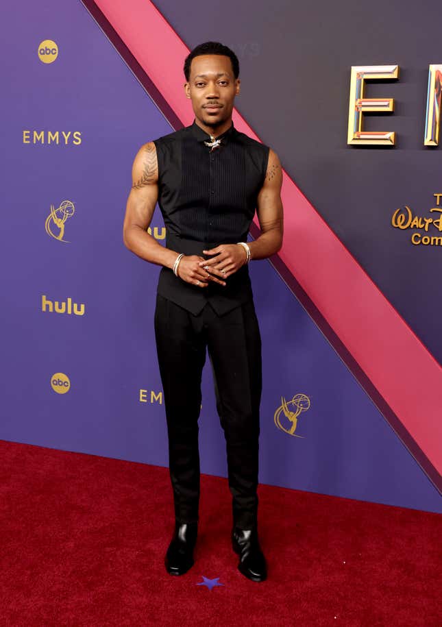 Tyler James Williams nimmt an den 76. Primetime Emmy Awards im Peacock Theater am 15. September 2024 in Los Angeles, Kalifornien teil.