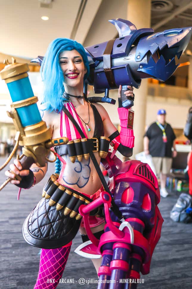 Jinx smiles while dual-wielding weapons. 