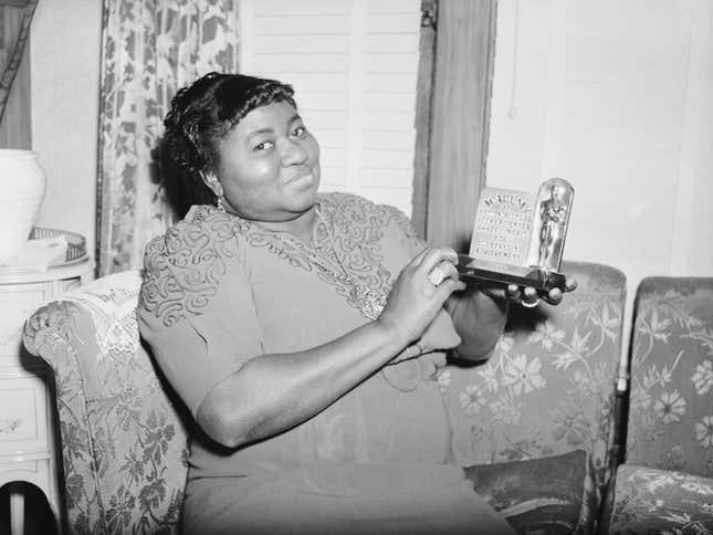 (Originalunterschrift) 02.03.1940 – Los Angeles, Kalifornien: Die Schauspielerin Hattie McDaniel ist hier mit der Statuette abgebildet, die sie für ihre Darstellung in „Vom Winde verweht“ erhielt. Der Preis galt für die beste Nebenrolle einer Schauspielerin und wurde bei der 12. jährlichen Oscarverleihung verliehen.