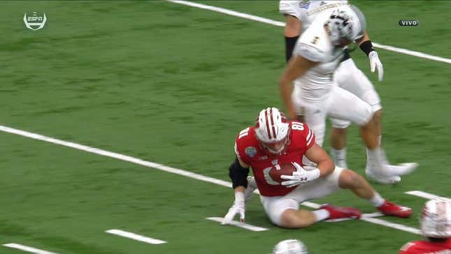Wisconsin Tight End Troy Fumagalli Makes Four-Fingered Catch