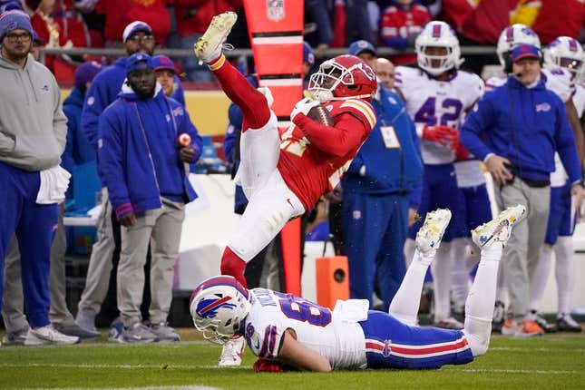 NFL Roundup: Late Penalty Helps Bills Clip Chiefs