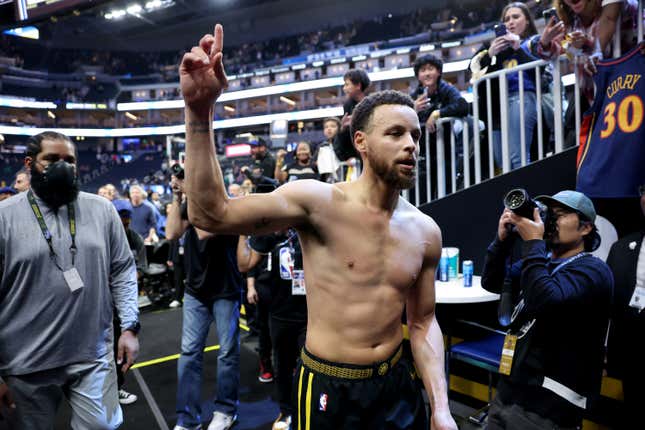 SAN FRANCISCO, CALIFORNIE - 19 DÉCEMBRE : Stephen Curry #30 des Golden State Warriors quitte le terrain après avoir battu les Boston Celtics en prolongation au Chase Center le 19 décembre 2023 à San Francisco, Californie.  REMARQUE À L'UTILISATEUR : L'utilisateur reconnaît et accepte expressément qu'en téléchargeant et/ou en utilisant cette photographie, l'utilisateur consent aux termes et conditions du contrat de licence Getty Images.  (Photo par Ezra Shaw/Getty Images)