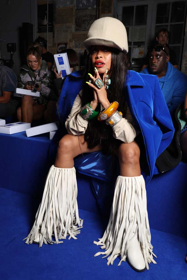 Erykah Badu besucht die Off-White Womenswear-Show Frühjahr/Sommer 2023 im Rahmen der Paris Fashion Week am 29. September 2022 in Paris, Frankreich.