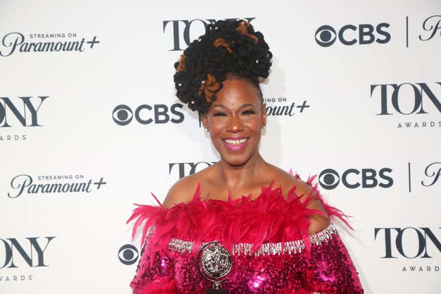 Kecia Lewis, Gewinnerin des Preises für die beste Leistung einer Nebendarstellerin in einem Musical für „Hell’s Kitchen“, posiert am 16. Juni 2024 im Presseraum der 77. Tony Awards im David H. Koch Theater im Lincoln Center in New York City.