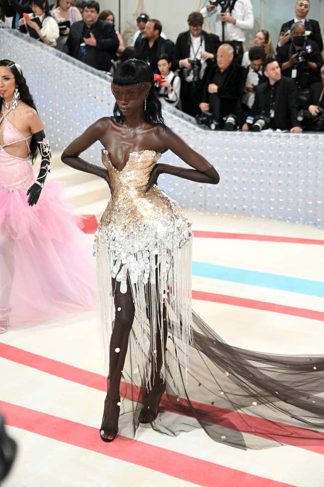 they're giving ✨ drama and glamour ✨ on the red carpet at the Met Gala