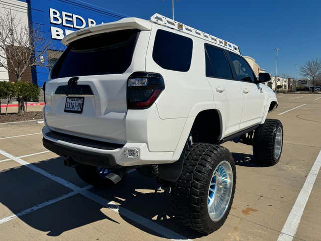 Image for article titled Pulverize Children Without Even Pretending You Go Off-Road In This Lifted Toyota 4Runner