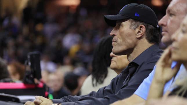 Tony Robbins at a basketball game in 2017