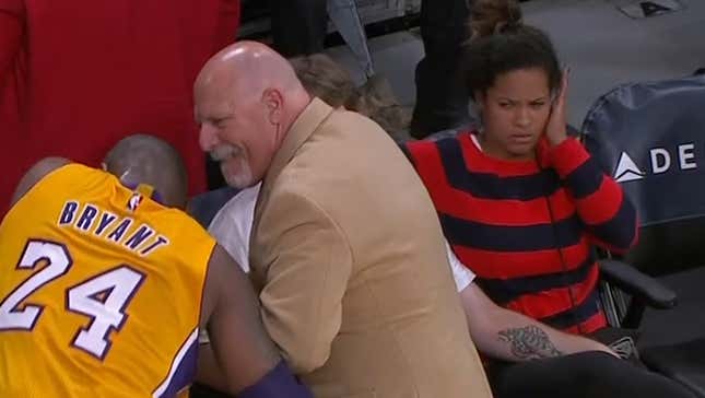 This Is What It's Like To Watch Kobe Bryant Get His Dislocated Finger Relocated