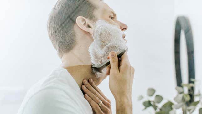 Image for article titled Six Clever Ways to Groom While You Work