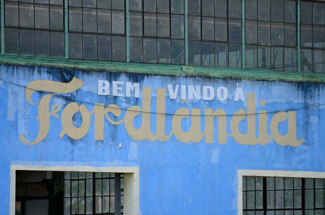 Ein Willkommensschild an der Seite eines verlassenen Fabrikgebäudes in der Nähe des Hafens Fordlandia am 5. Juli 2017 in Aveiro, Brasilien. Der amerikanische Industrielle Henry Ford handelte mit der brasilianischen Regierung die Rechte an 2,5 Millionen Acres Land aus, um dort eine Kautschukplantage anzulegen. Der Bau begann 1926 in der Hoffnung, 10.000 Arbeiter zu beschäftigen. 1945 galt das Projekt als Fehlschlag und das Land wurde an die brasilianische Regierung zurückgegeben.