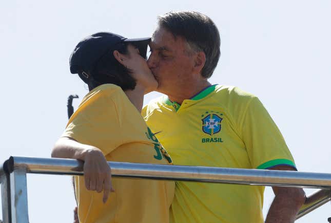 Brazil&#39;s former President Jair Bolsonaro, right, kisses his wife Michelle during a demonstration calling for freedom of expression, spurred by Brazilian court orders to suspend accounts on the social media platform X, in Copacabana beach, Rio de Janeiro, Brazil, Sunday, April 21, 2024. (AP Photo/Bruna Prado)