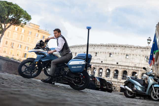 Image for article titled Director Chris McQuarrie Is on a Mission With Tom Cruise to Get Us in Theaters