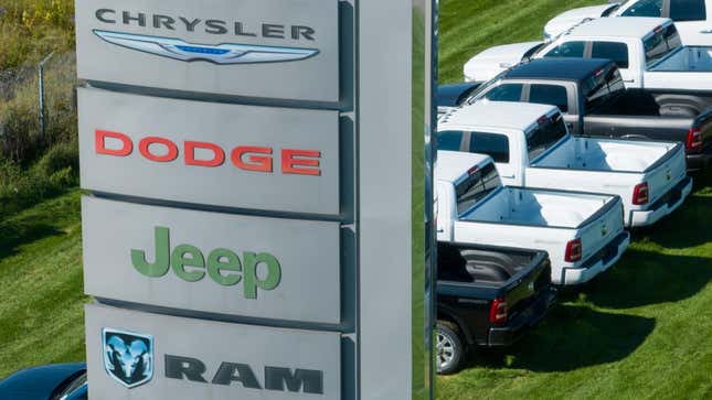 30 de septiembre de 2022: Un cartel con los logotipos de Chrysler, Dodge, Jeep y RAM entra y sale de un gran concesionario de automóviles que vende las populares marcas Stellantis.