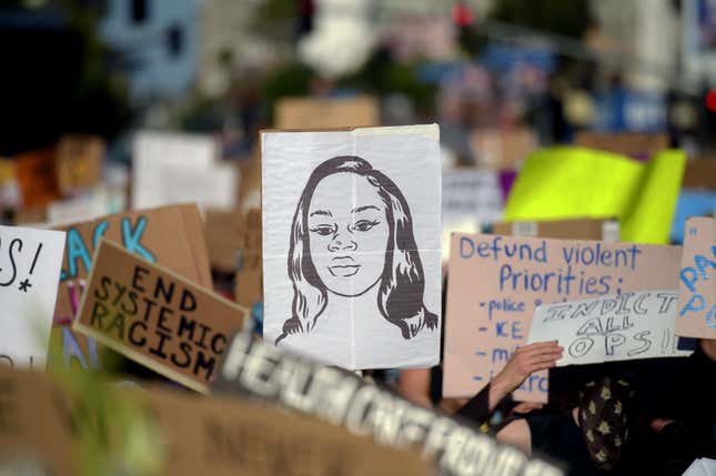 Image for article titled Breonna Taylor&#39;s Family Says Louisville Police Gave Her No Aid Though She Was Still Alive After Shooting