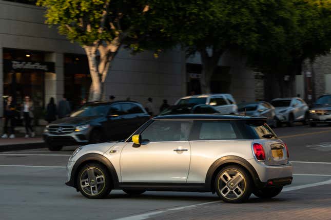 Image for article titled The 2020 Mini Cooper SE Goes Electric, but Is the Range Enough?