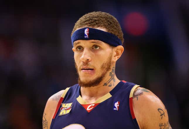 Delonte West #13 of the Cleveland Cavaliers during the NBA game against of the Phoenix Suns at US Airways Center on December 21, 2009 in Phoenix, Arizona. 