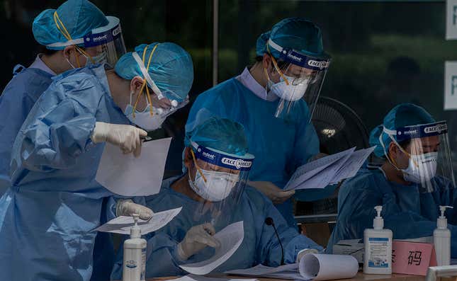 Personal sanitario analiza documentos en un puesto de pruebas de coronavirus el pasado 16 de junio en Pekín.