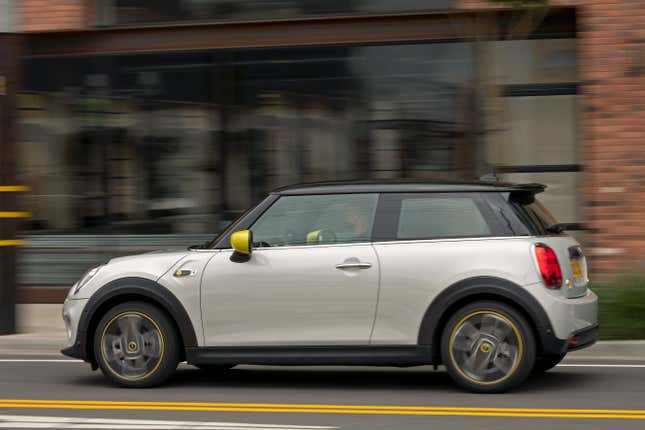 Image for article titled The 2020 Mini Cooper SE Goes Electric, but Is the Range Enough?