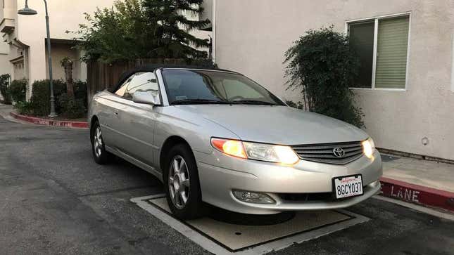 Image for article titled At $3,000, Could This 2002 Toyota Solara Convertible Put You Over The Moon?