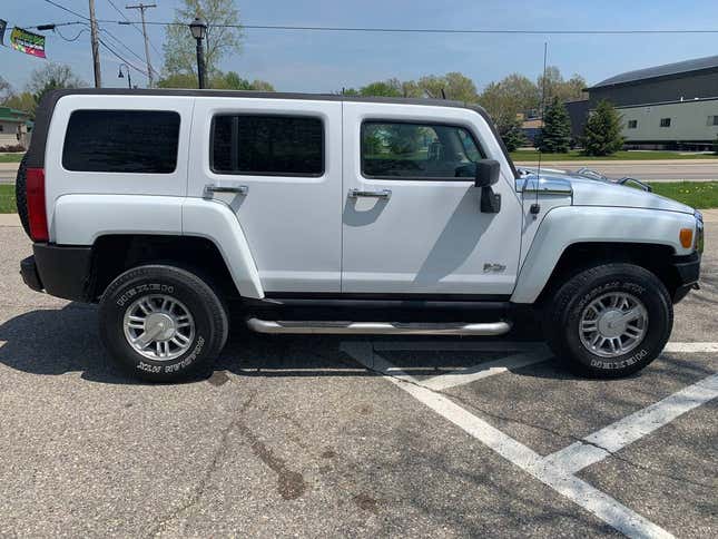Image for article titled At $6,400, Could This 2006 Hummer H3 With a 5-Speed Have You Humming a New Tune?
