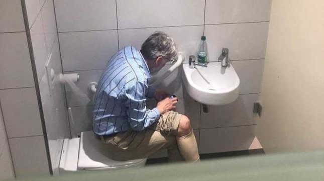 Chess Grandmaster caught with Phone on Toilet! 