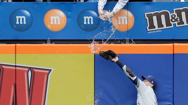 Image for article titled Mets Fan Accidentally Showers Ryan Braun With Overpriced Beer
