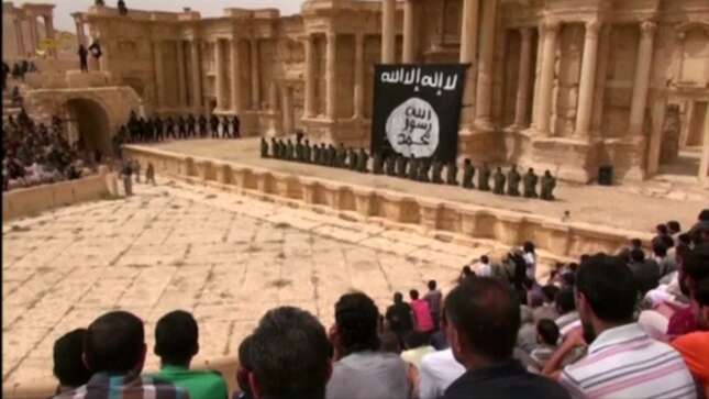 ISIS preparing to execute 25 soldiers in Syria. Image via screengrab.