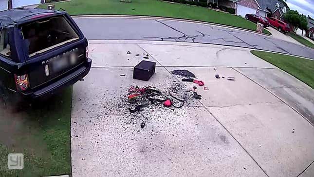 Things Go Instantly Wrong For Range Rover Driver Trying To Look Cool
