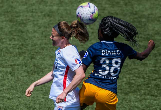 Image for article titled Soccer Players Put Their Heads Together