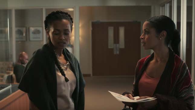 (L-R): Melanie Liburd (Zoe) and Susan Kelechi Watson (Beth) in This Is Us.