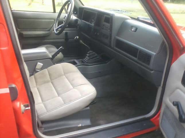 Image for article titled At $2,600, Could This High-Mileage 1994 Jeep Cherokee 4WD be a Good Sport?