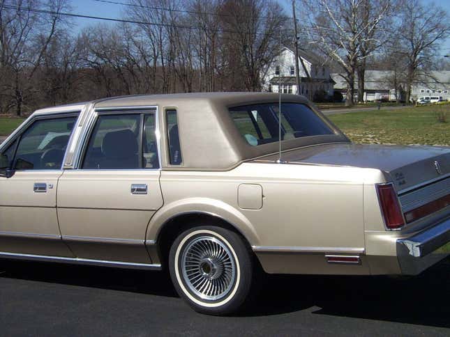 Image for article titled At $5,500, Would You Class Up The Joint With This 1989 Lincoln Town Car?