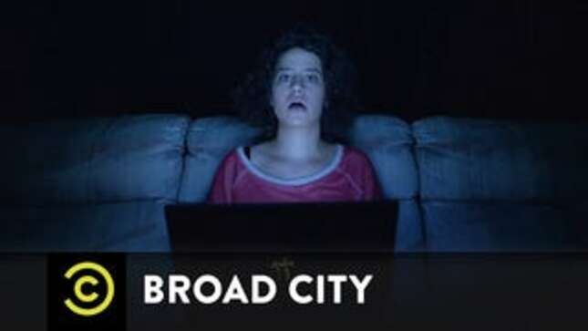 Next Week's Too Real <i>Broad City</i>: Abbi & Ilana Go on an Internet Bender