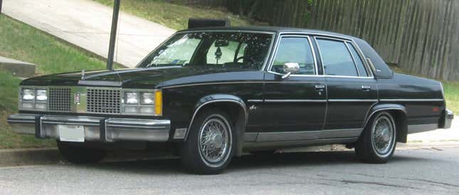 Un Oldsmobile 98 negro