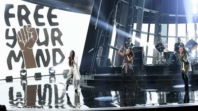 Image for article titled Bow Down to Ivy Queen, Who Made Everyone at the Billboard Music Awards Look Like Mierda