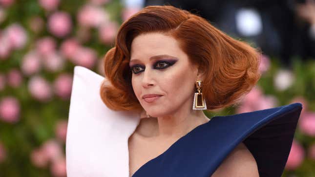 Image for article titled Did Natasha Lyonne Smoke All Those Cigarettes In The Met Bathroom?