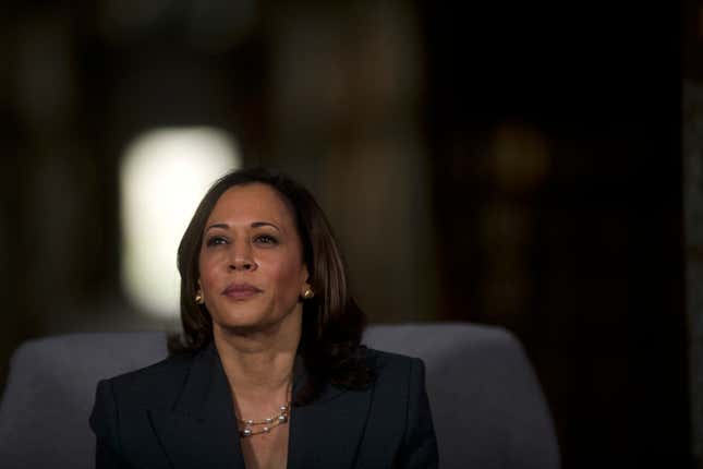 Image for article titled Kamala Harris Campaign Cuts Staff, Salaries in Preparation for Iowa Caucus