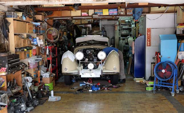 Image for article titled The Most Dedicated Mechanics In The World Wrench On The Streets Of Hong Kong