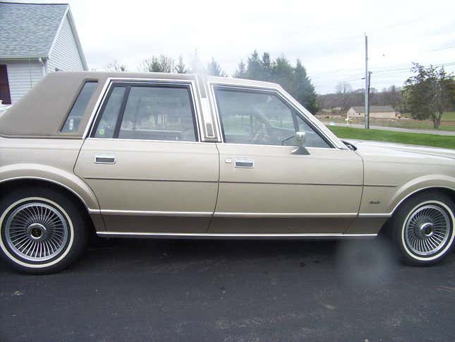 Image for article titled At $5,500, Would You Class Up The Joint With This 1989 Lincoln Town Car?