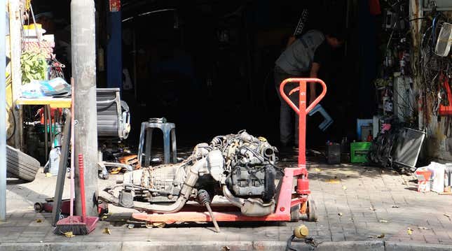 Image for article titled The Most Dedicated Mechanics In The World Wrench On The Streets Of Hong Kong