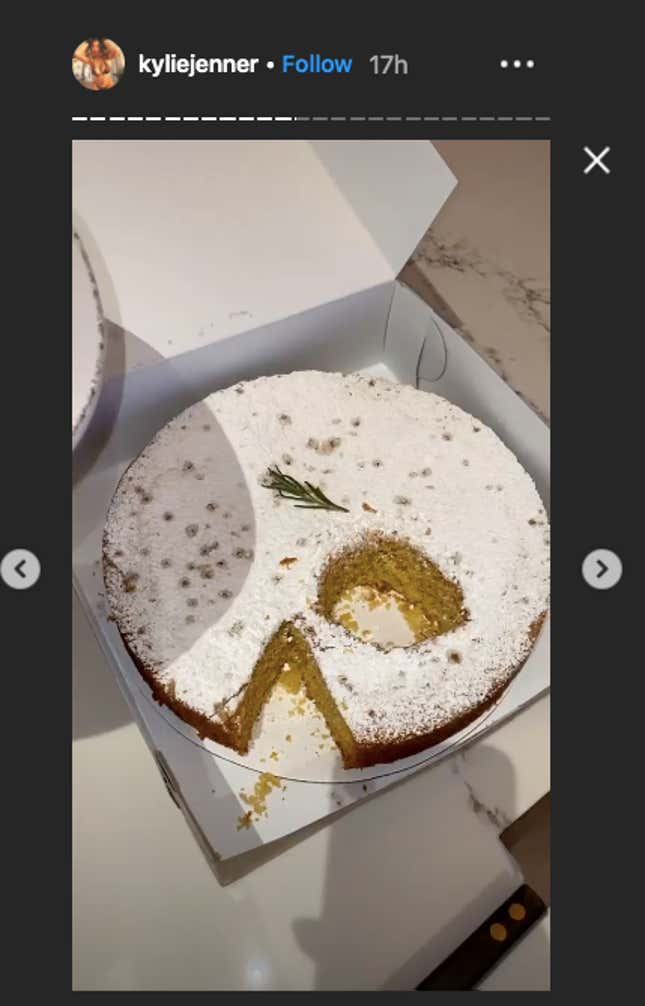 Image for article titled I Love the Deranged Way Kylie Jenner Cuts Her Cake