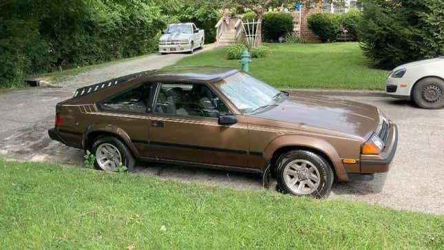 Image for article titled At $3,800, Could This 1982 Toyota Celica Liftback Lift Your Spirits?